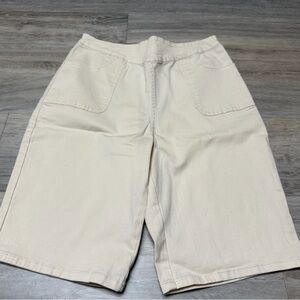 Women's D & CO small tan stretch Bermuda shorts